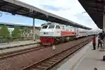 Kereta-api-yang-melintas-di-Stasiun-Cirebon-Kejaksan.jpg