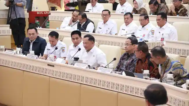 Mendagri Hadiri Rapat Bersama DPR RI, Paparkan Langkah Strategis Perkuat BUMD