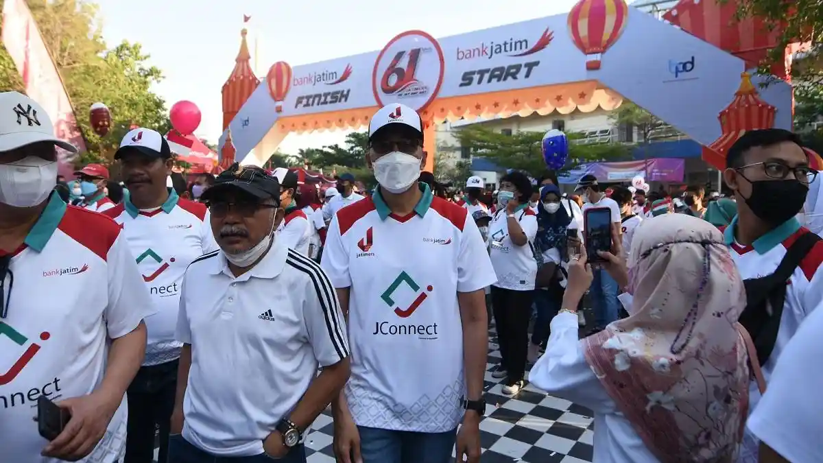 Jalan Sehat Puncak Perayaan HUT ke-61 Bank Jatim Sat Set Wat Wet Diganjar Rekor MURI