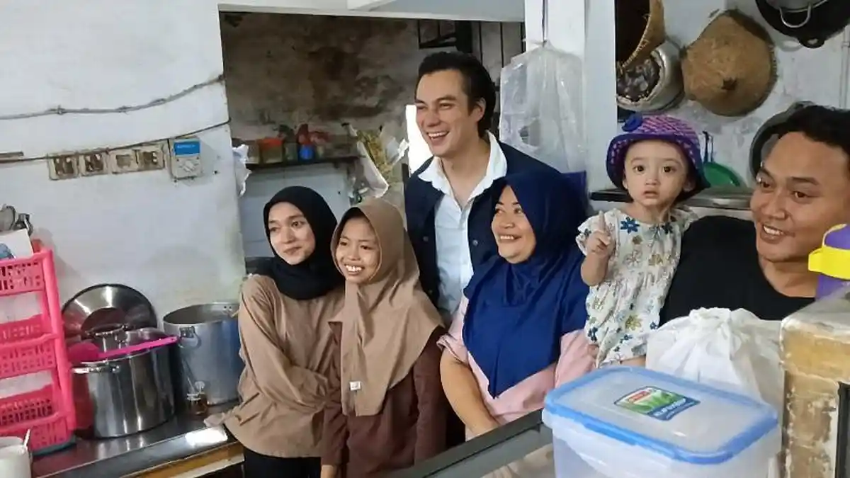Jelang Sidang Cerai, Baim Wong Makan di Warteg dan Foto Bareng Pemilik Warung
