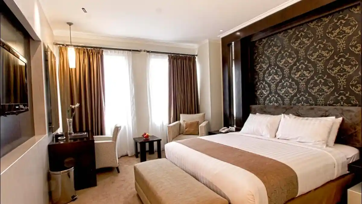 6 Alasan Kenapa Tidur di Hotel Tidak Ada Guling, Rasa Penasaranmu Akan Terjawab