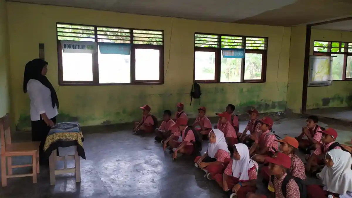 Potret Pendidikan di Pulau Teor Maluku: Hanya Kelas Lima dan Enam Saja yang Ada Kursinya