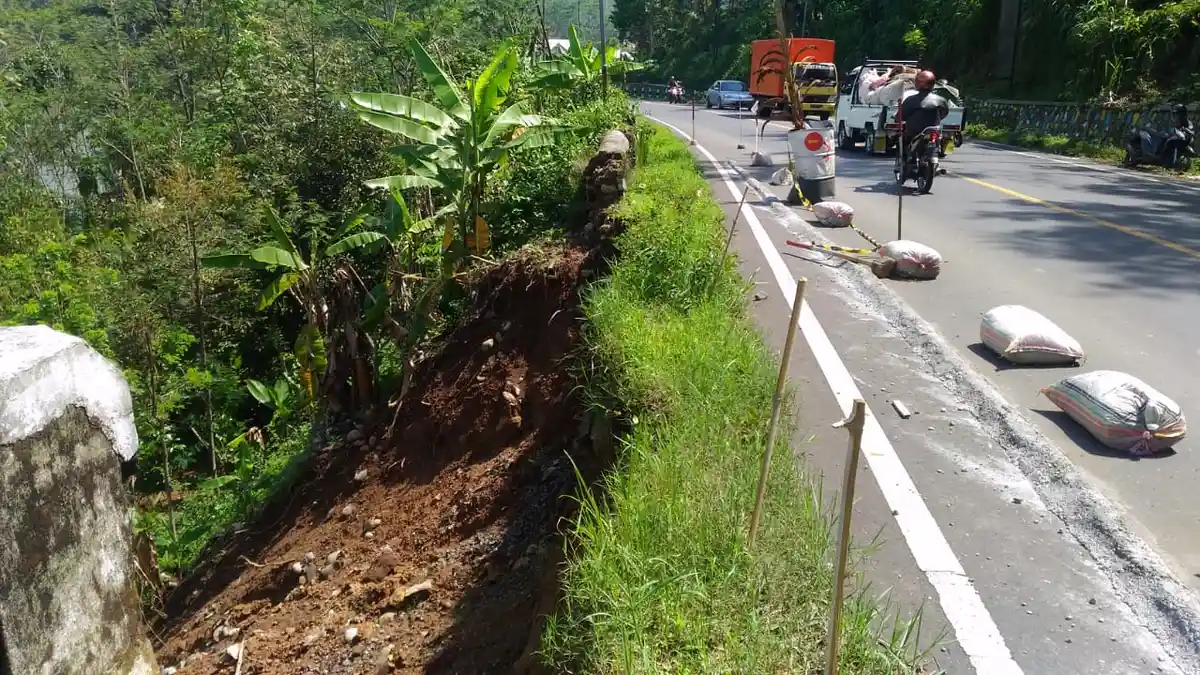 Longsor Gerus Tebing Jalan Nasional Desa Bandingan Sigaluh Banjarnegara
