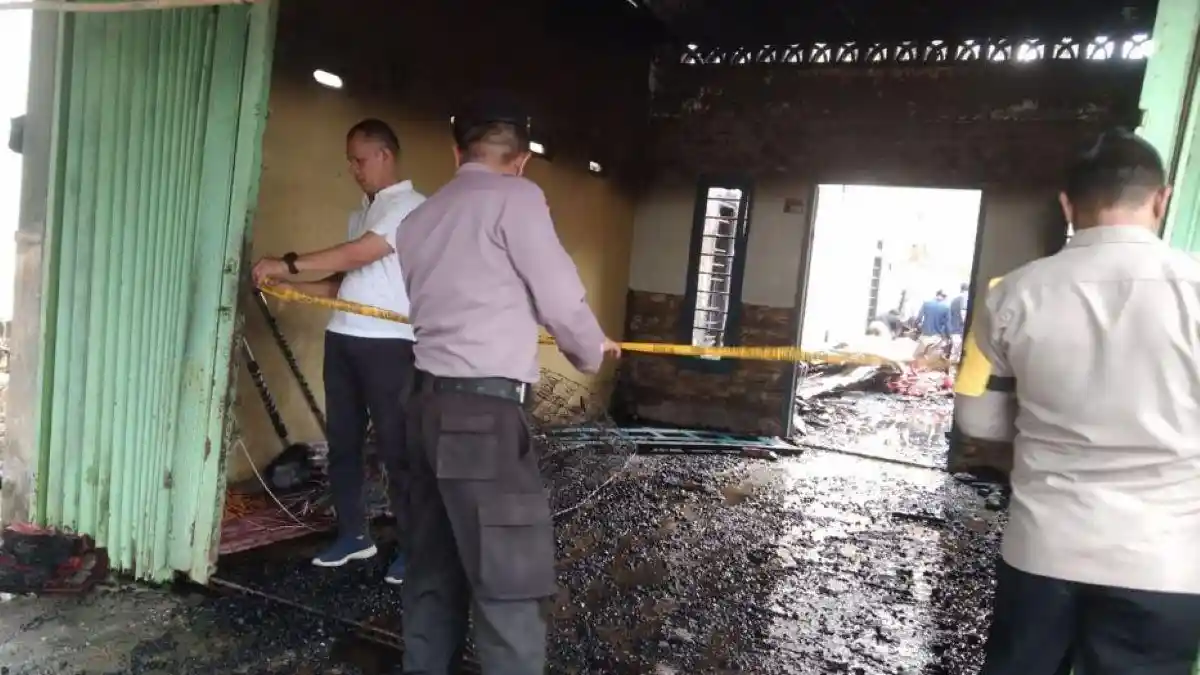 Lambok Syok Api Berkobar di Kamar Ibunya, 3 Unit Ruko di Pelalawan Riau Terbakar