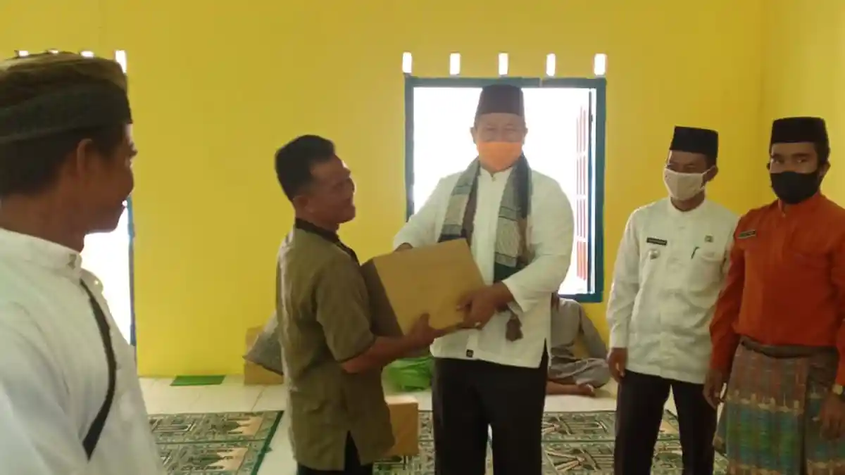 Bupati Anambas Beri Bantuan Peralatan Sholat Ke Setiap Masjid saat Kunjungi Desa Munjan