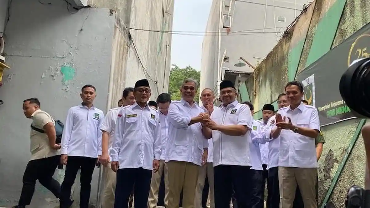 Elite Gerindra Tiba di Markas PBB, Teriakan 'Prabowo Menang Rakyat Senang' Bergemuruh