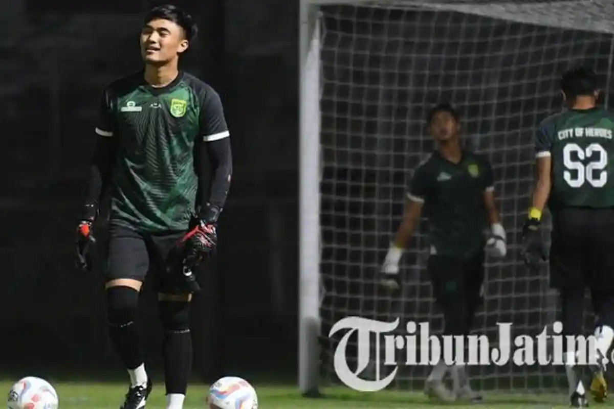 Arema FC vs Persebaya, Paul Munster Galau Turunkan Ernando Ari atau Andhika Ramadhani: Kompetisi