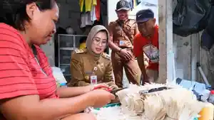 Astrid-kunjungi-sentra-produksi-shuttlecock-di-Pringgolayan.jpg
