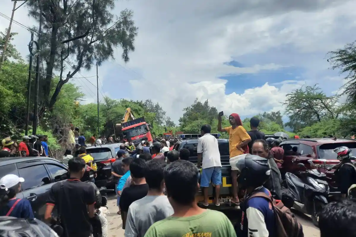 Truk Besar Tertanam di Jalan Trans Timor Desa Biloto, Arus Lalu Lintas Macet