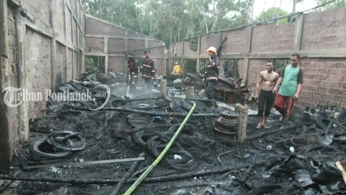 Foto-foto Kebakaran di Pabrik Ban Vulkanisir Jalan Trans Kalimantan - kebakaran_20170818_220847.jpg