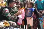 Satgas Pamtas Yonif 126/KC Berbagi Pakaian Untuk Anak Perbatasan