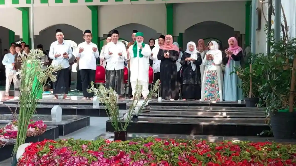 Khofifah sebut Nyai Machfudhoh Guru Banyak Orang saat Ziarah ke Makam di Tambakberas Jombang