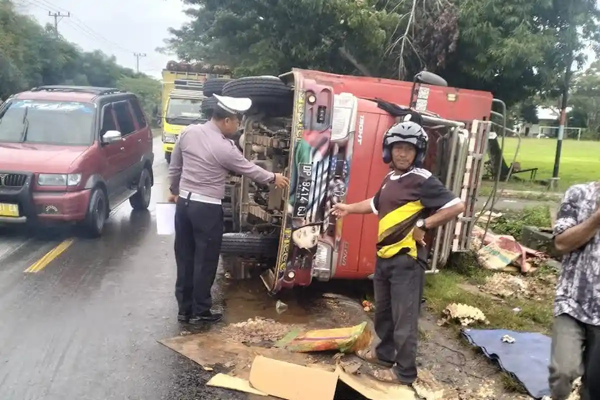 Kecelakaan Hari Ini: Truk Dyna vs Hilux Pengemudi Luka, Bus Mega Mas Terbalik di Burau Lutim Sulsel
