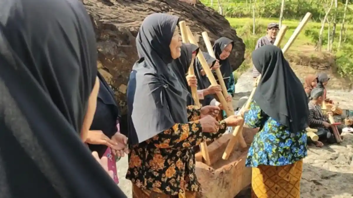 Kothekan Lesung dan Terbangan Ello di Desa Wisata Pandean, Trenggalek