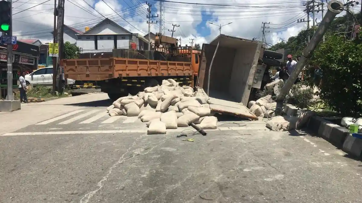 Gagal Menanjak, Truk Bermuatan Semen di Bontang Terguling usai Hantam Median Jalan