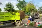 Armada-truck-sampah-milik-DLHK-Polman-saat-singgah-mengangkut-tumpukan-sampah.jpg