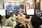 INVESTASI-DI-GRESIK-Wakil-Bupati-Gresik-Asluchul-Alif-saat-mengh.jpg