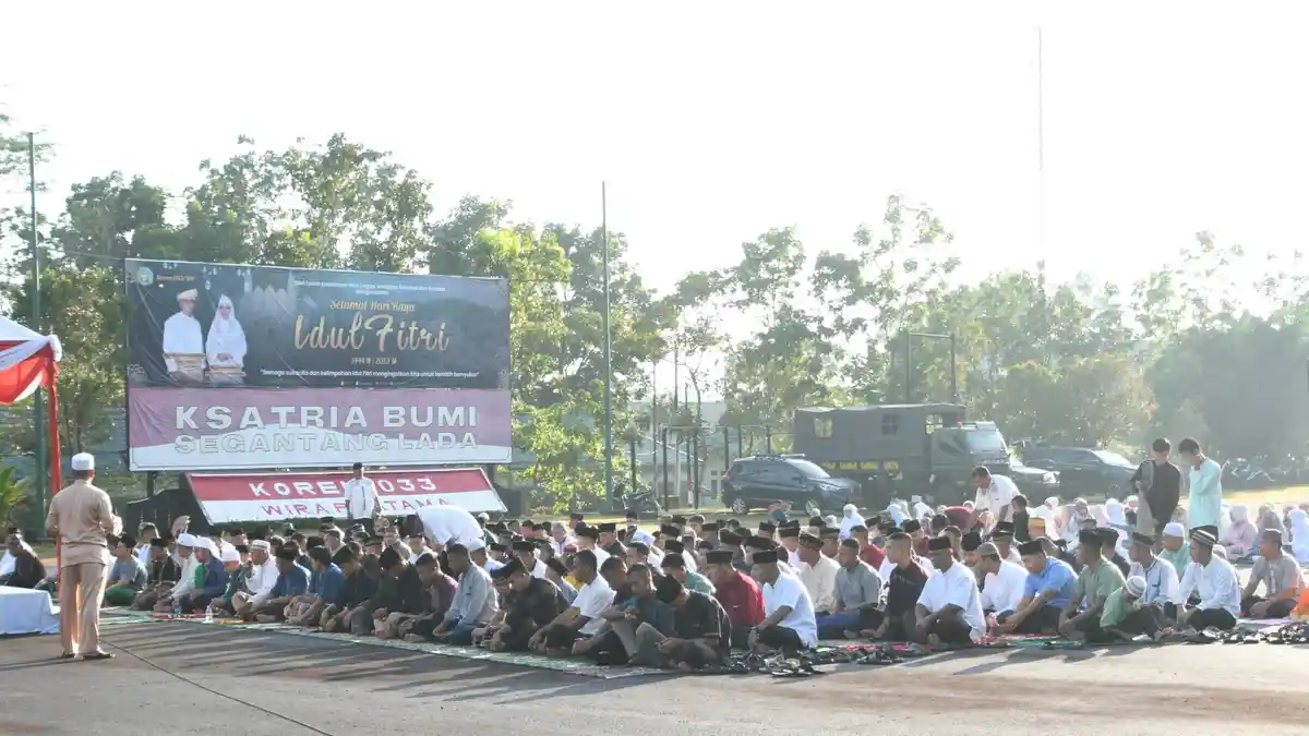 Komandan Korem 033/WP Salat Idul Fitri 1444 Hijriah di Makorem Bersama Masyarakat