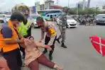 emak-emak-yang-pingsan-setelah-memprotes-penutupan-sejumlah-persimpangan.jpg
