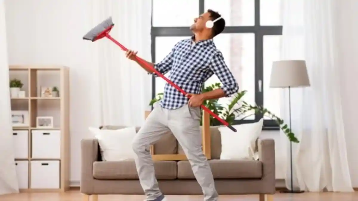 Daripada Keluar, 4 Zodiak Ini Lebih Suka Habiskan Waktu Libur untuk Beberes Rumah