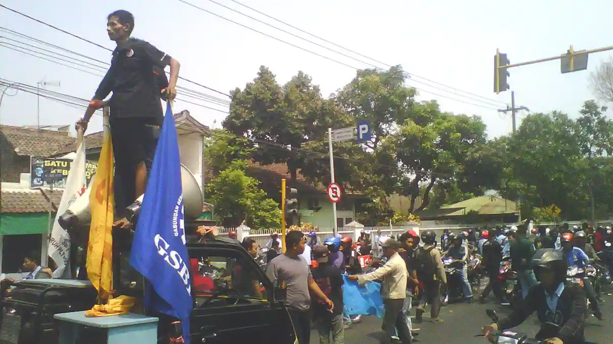 Buruh Jombang Tetap Tuntut UMK 2016 Rp 2,7 Juta