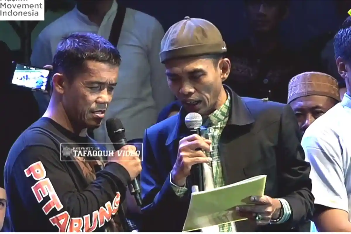 Ustadz Abdul Somad Tuntun Dua Muallaf Bersyahadat Usai Tabligh Akbar di Markas Persib Stadion GBLA