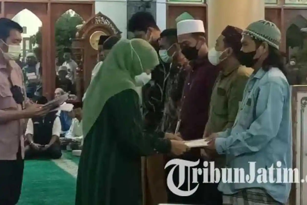 Hadiri Tahlilan Korban Kecelakaan Maut Bus di Tol Sumo, Khofifah Larut dalam Doa Bersama Warga