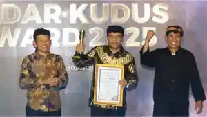 1Gubernur-Ahmad-Luthfi-Raih-Penghargaan-Pemimpin-Percepatan-Ekonomi-Daerah.jpg