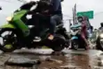 jalan-rusak-hambat-laju-kendaraan_20201122_234454.jpg