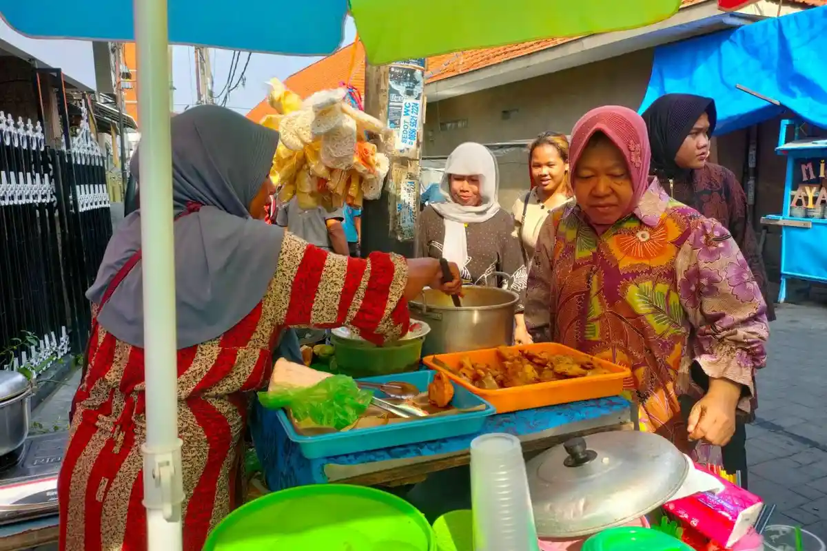 Risma Ziarah Sunan Giri di Kabupaten Gresik, Seusai Berdoa Langsung Dicurhati Tukang Ojek 