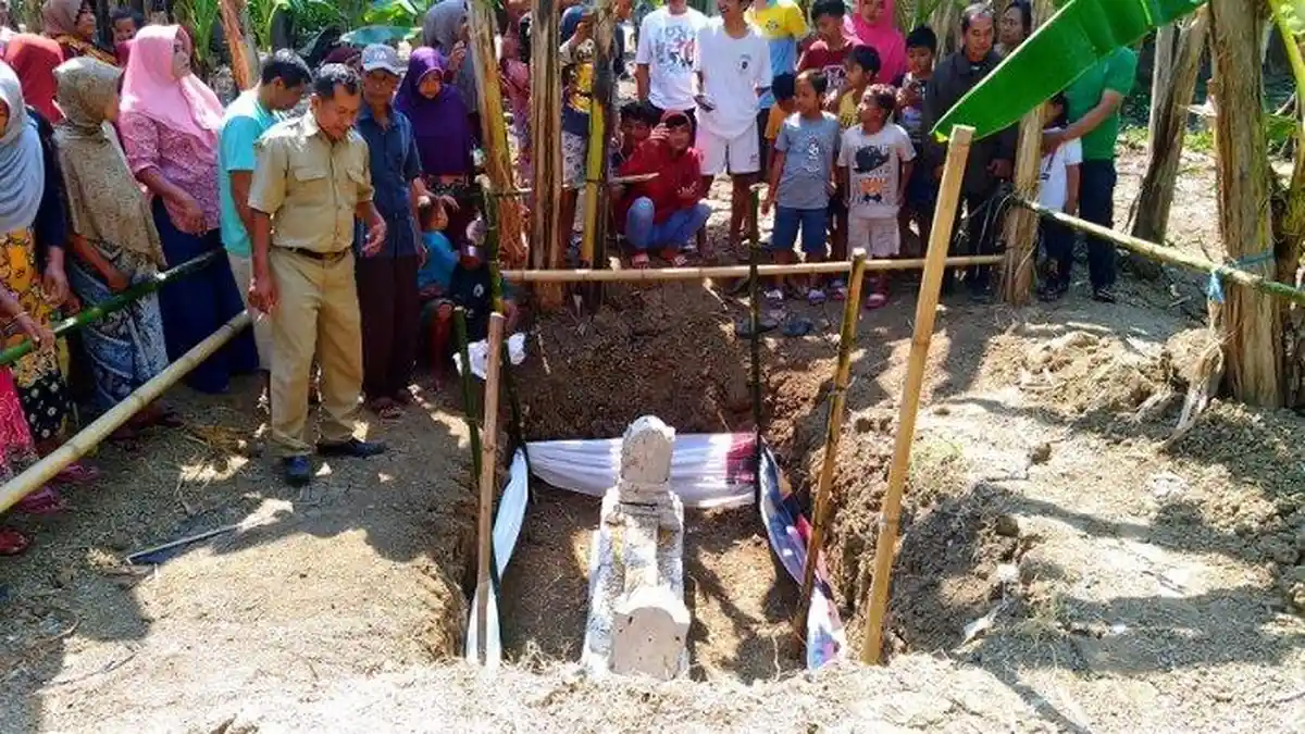 Ini Penampakan Batu Karang Diduga Makam Kuno yang Ditemukan Warga Kendal