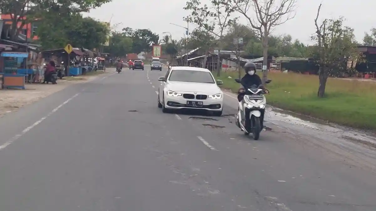 Sejumlah Lubang Jalan Medan - Banda Aceh di Langsa Baro Bahayakan Pelintas