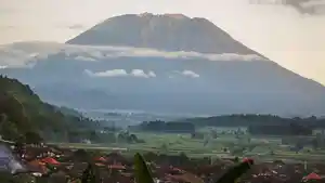 Pemandangan-Gunung-Agung-Diterjang-Hujan-Deras-Dua-Pendaki-Dilaporkan.jpg