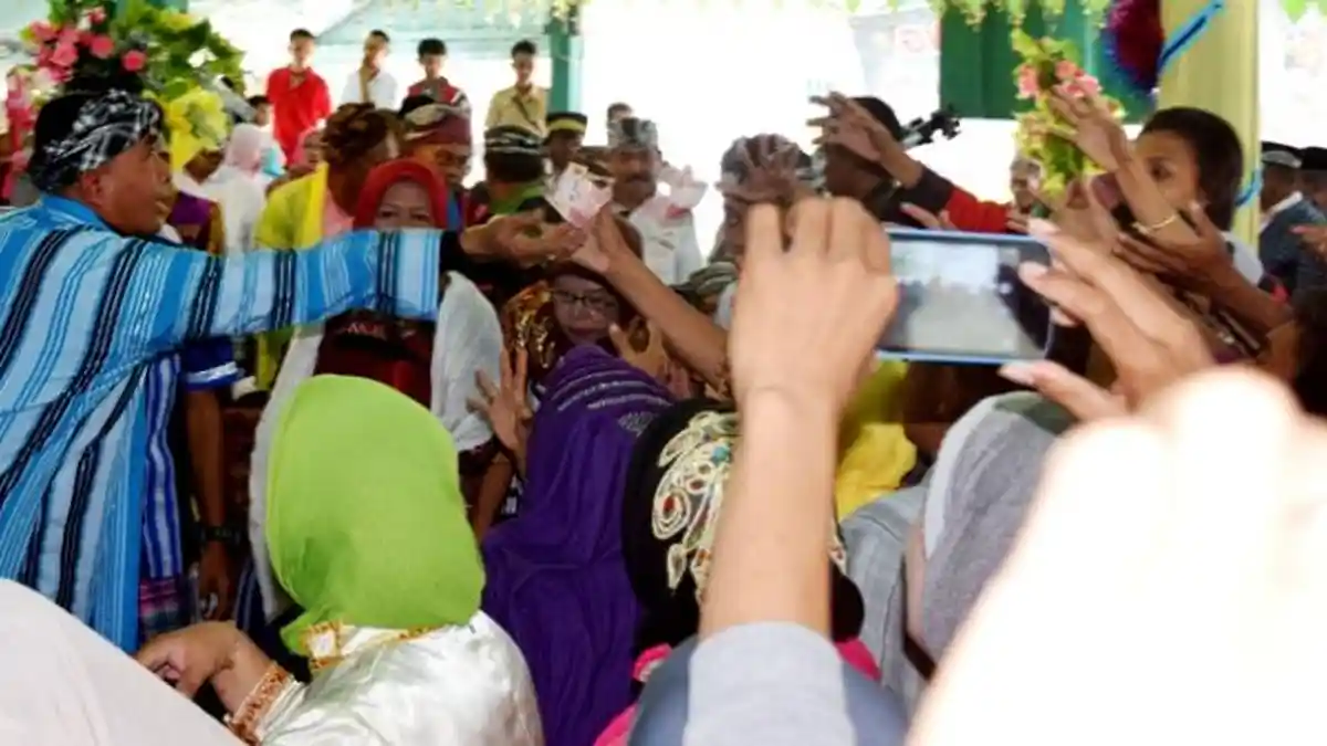 Hamburkan Uang Rp 100.000 dalam Pesta Adat, Bupati Buton Dikritik