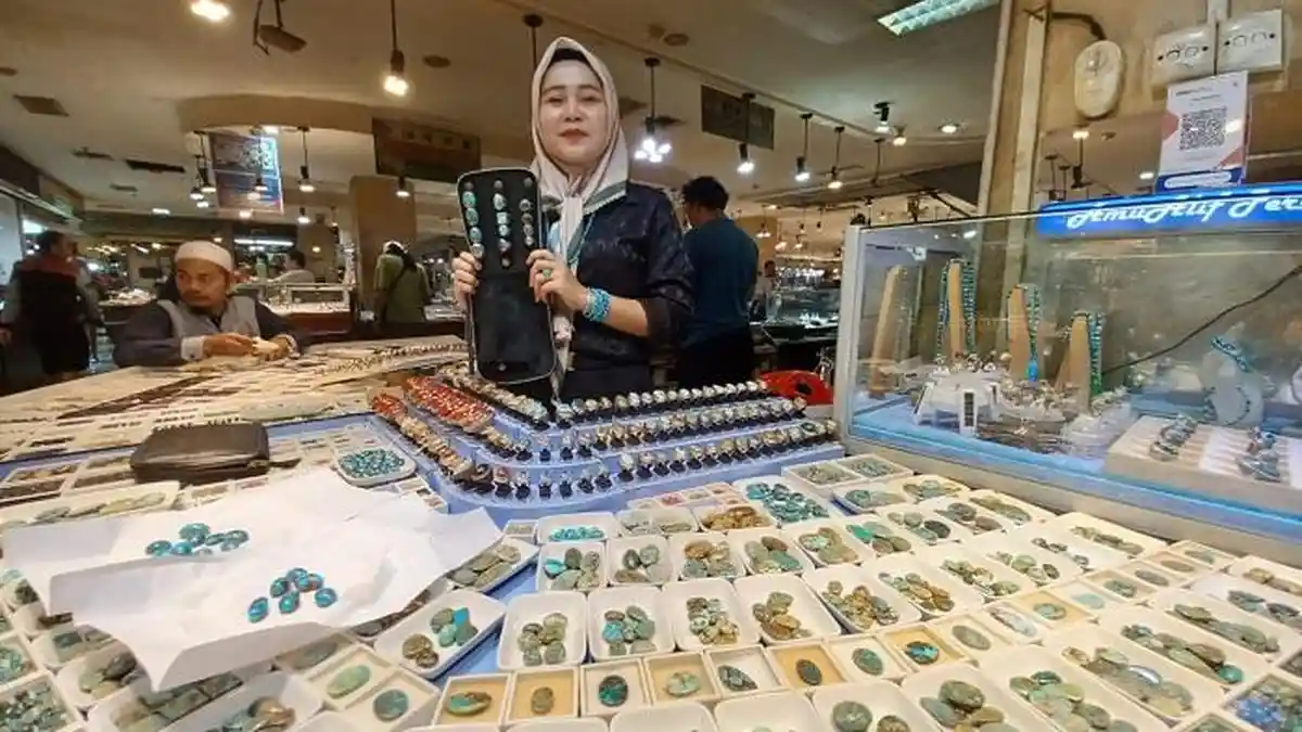 Pesona Batu Pirus Asal Persia di Pasar Rawa Bening Jatinegara, Dijual ...