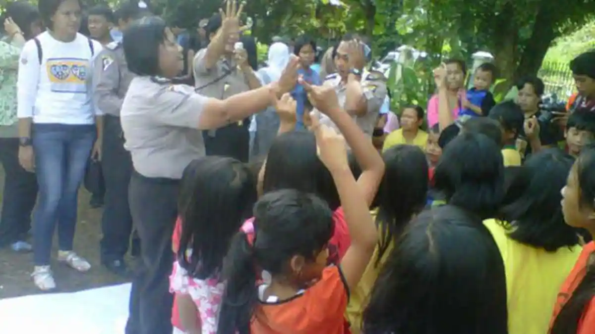 Polwan Hibur Anak-anak Sekitar TKP Penyergapan Terduga Teroris