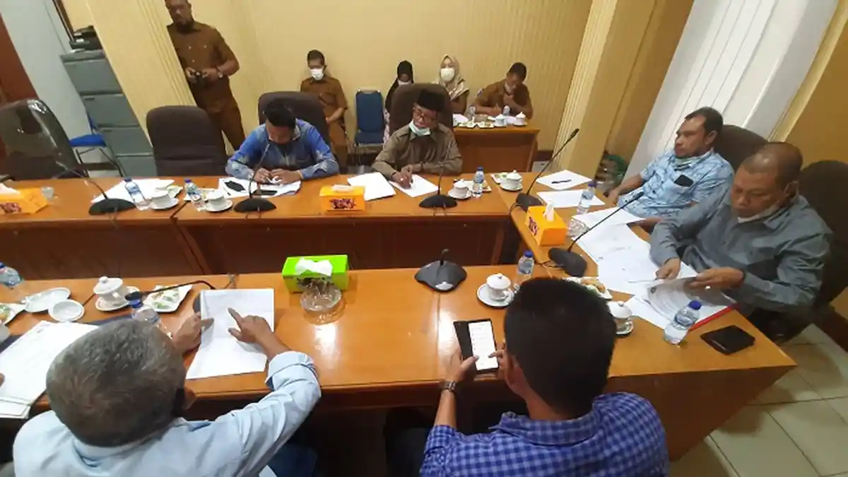 Buruh Lingkungan PAG Bersama SPSI Mengadu ke DPRK Lhokseumawe, Ini Persoalannya 