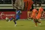 Greg Nwokolo Lakukan Tendangan Voli