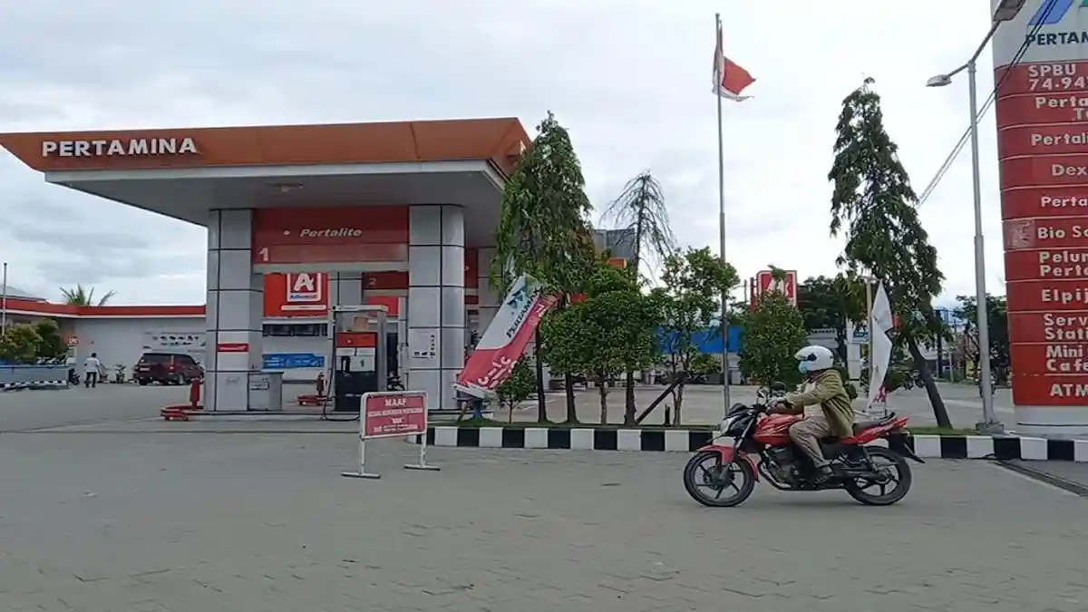 Antrean Kendaraan Mengular di SPBU Kota Palu Beberapa Hari Terakhir, BBM Langka?