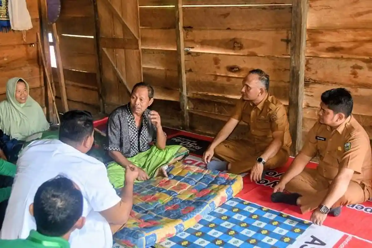 Program Dokter Maju Sarolangun Terus Bergerak, Bupati Hurmin Turun Langsung Sambangi Warga Sakit