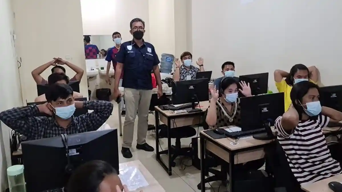 Puluhan Operator Pinjol Ilegal Angkat Tangan saat Polisi Masuk Ruko