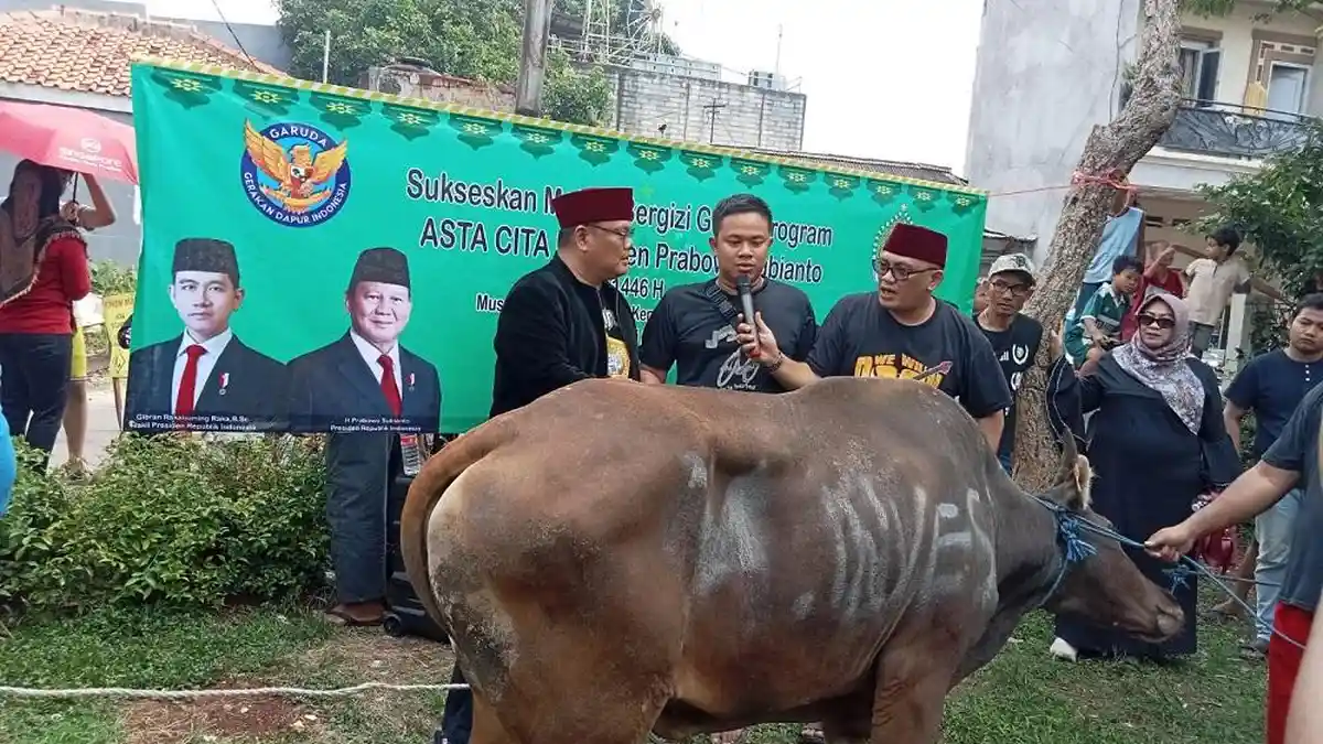 Sembelih 14 Sapi dan 22 Kambing, Dewan Adat Bamus Betawi Bagikan Daging Kurban untuk Warga