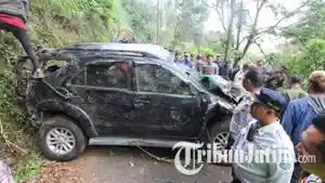 evakuasi-Toyota-Fortuner-yang-jatuh-di-jurang-kawasan-hutan-Bromo-malang2.jpg