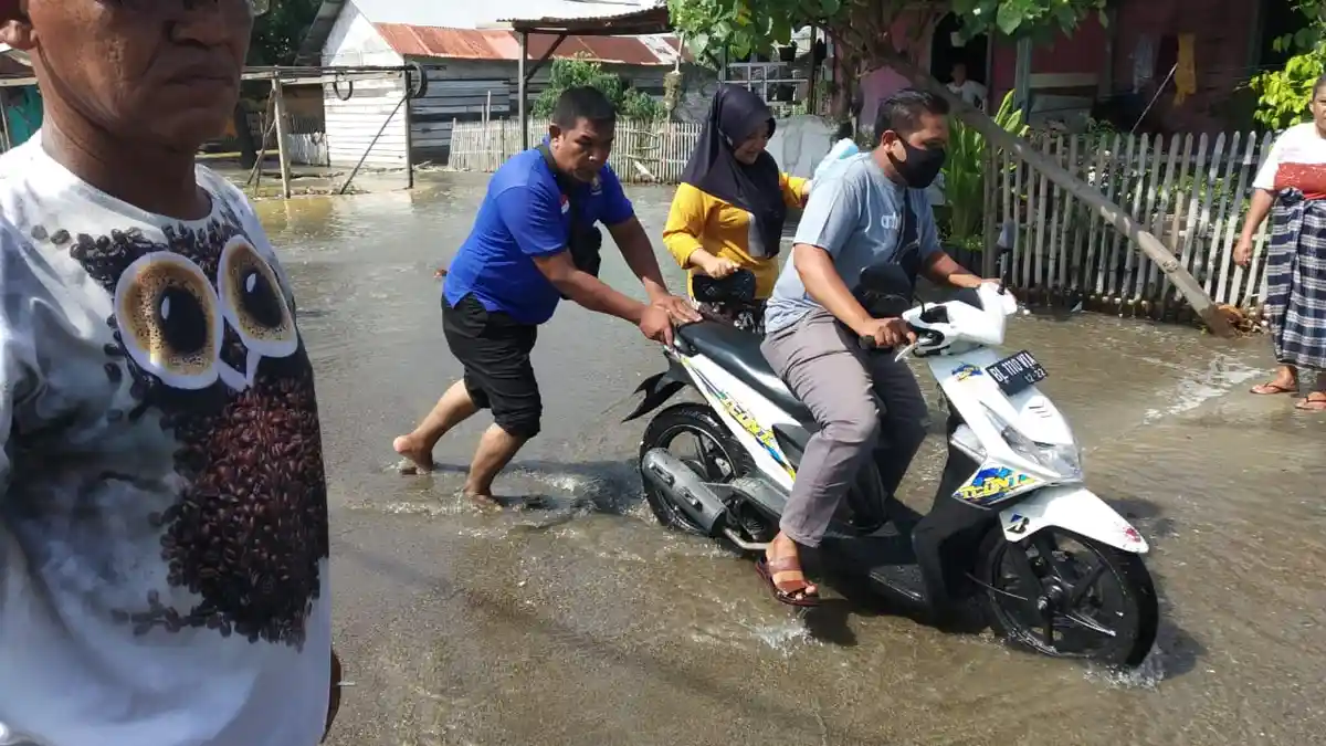 Ombak Pasang Purnama Terjang Pantai Ujong Blang, Pasir Penuhi Badan Jalan, Ini Peringatan BMKG