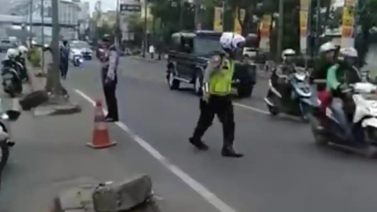 VIRAL Detik-detik Driver Ojol Berpenumpang Nekat Terobos Iring-iringan Presiden