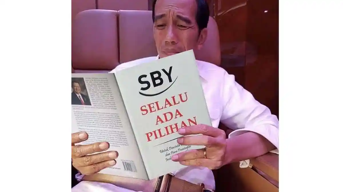 Beredar Foto Hoax Jokowi Baca Buku 'Selalu Ada Pilihan' SBY, Ternyata Beginilah Aslinya