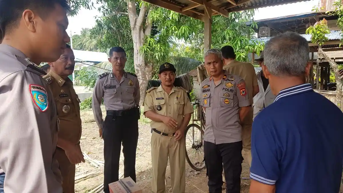 Kapolsek Cempa Beri Bantuan untuk Kakek yang Hidup Sebatang Kara di Mangki Pinrang