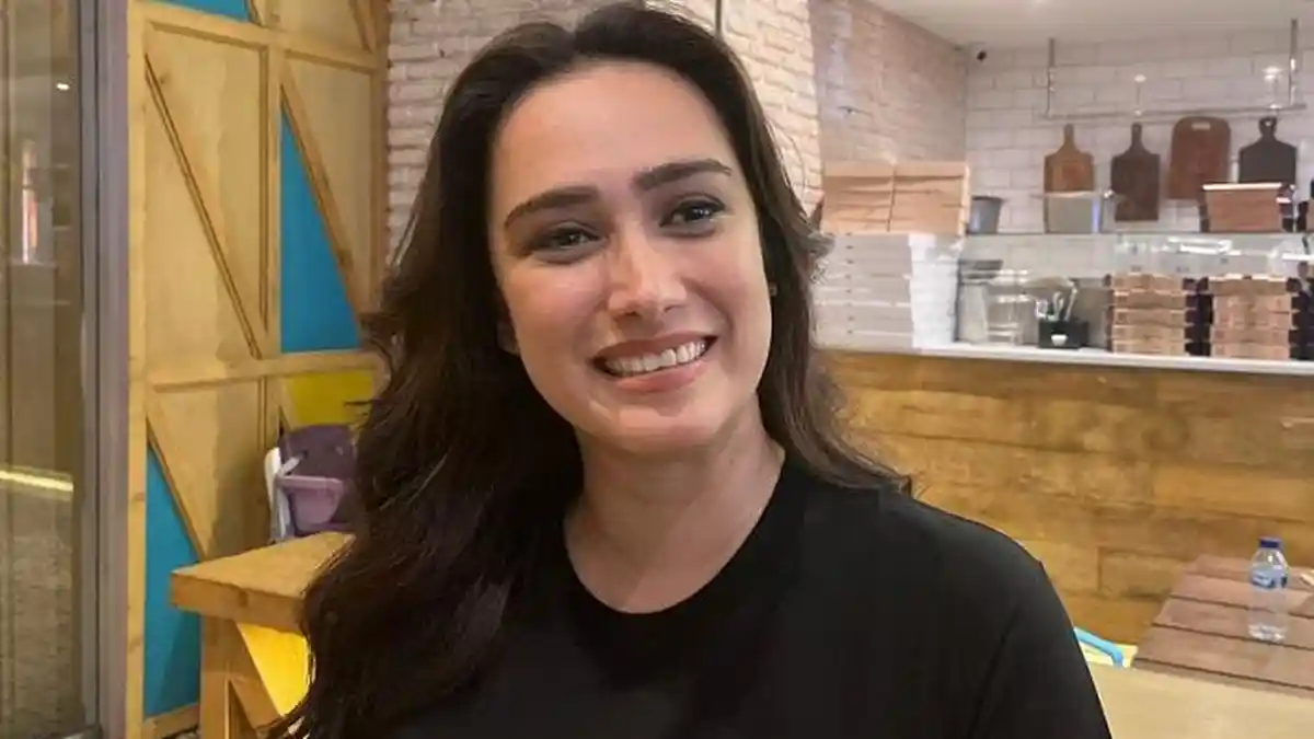 Alexandra Gottardo Kesulitan Lakoni Adegan Isap Rokok Klobot di Serial Horor 'Losmen Melati'