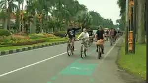 Pesepeda-melintas-di-jalur-sepeda-di-Jalan-Ijen.jpg