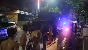 Personel-Polresta-Banjarmasin-saat-memberikan-teguran-kepada-sekelompok-pemuda.jpg